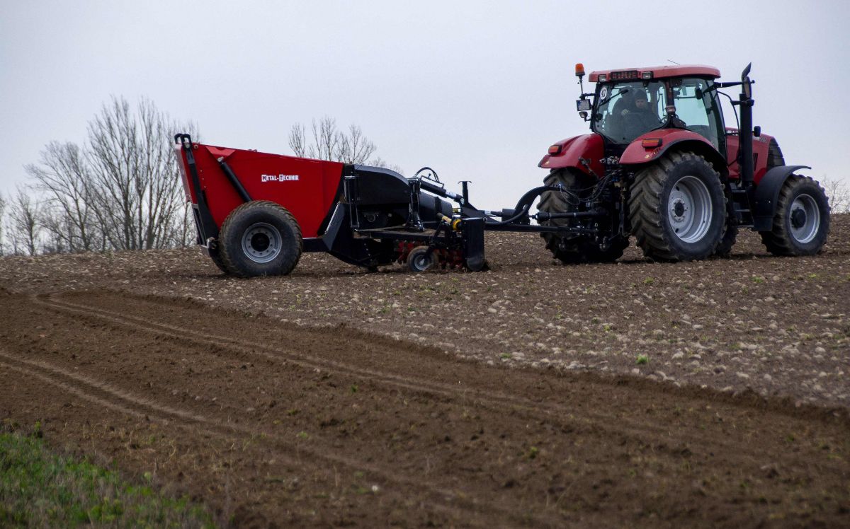 Zbieracz kamieni DZIK-4000 podczas pracy w polu